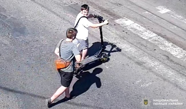 У Рівному розшукують хлопців, які на самокаті збили дитину