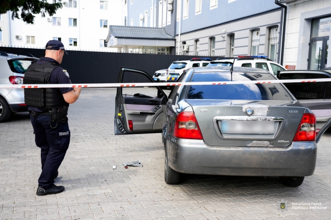 Дивовижна погоня: втікаючи від патрульних, протаранив шлагбаум райуправління поліції