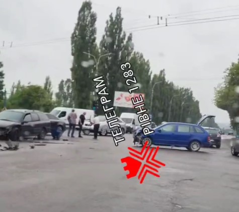 На перехресті у Рівному зіткнулося чотири авто (ВІДЕО)