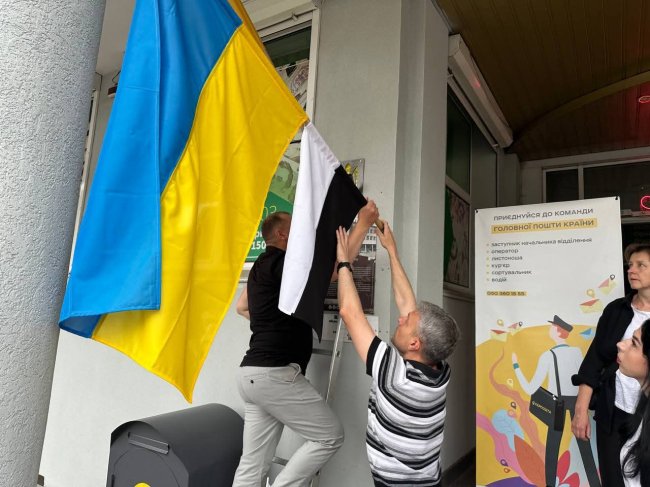 Стало відомо, чому у Рівному замайорів вже другий біло-чорний прапор
