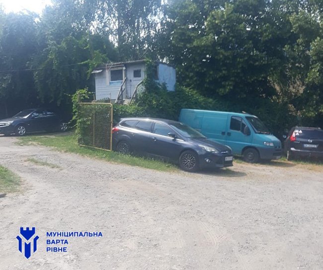 Рівняни платили за автостоянку, а вона виявилась нелегальною
