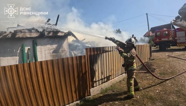 У селян на Рівненщині згорів хлів з соломою та тоннами зерна