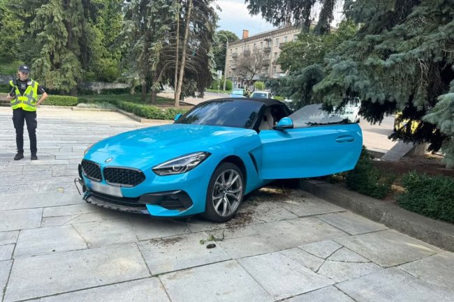 Замість педалі гальмування натиснула на газ: у Рівному поліцейські встановлюють обставини ДТП біля міськради