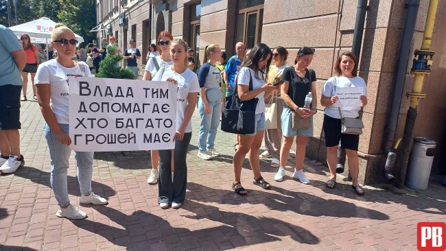 «Ганьба! Не все вирішують гроші!» - до депутатів Рівного прийшли десятки торговців з плакатами (ФОТО)