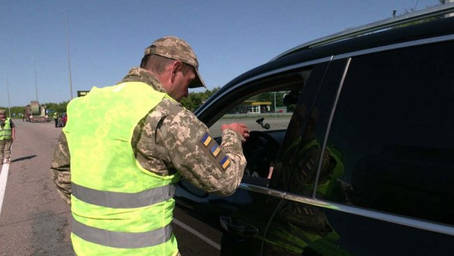 Мобільний пост ТЦК: тут не тільки вручають повістки
