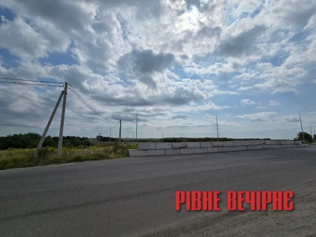 Нову дорогу на Рівненщині закрили бетонними блоками, щоб молодь не влаштовувала перегони