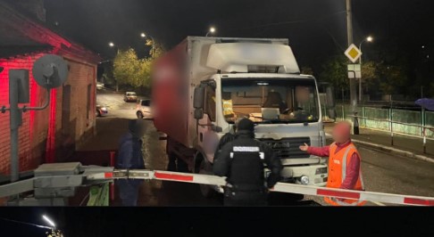 У Рівному вантажівка протаранила шлагбаум залізничного переїзду та ще одне авто