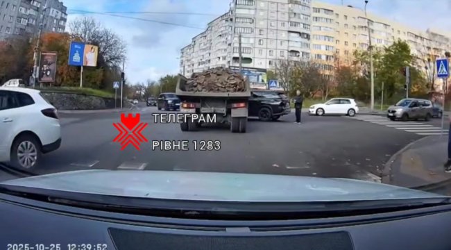 На перехресті у Рівному сталася ДТП за участі КамАЗа