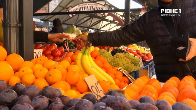 На ринку Рівного помітно зросли ціни на овочі та фрукти