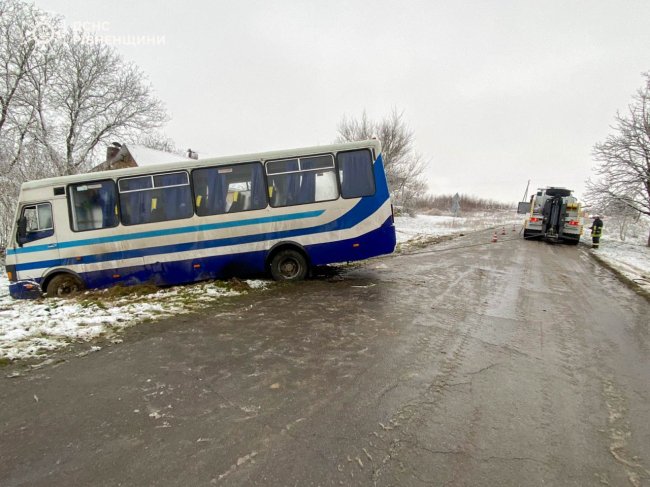 На Рівненщині автобус з пасажирами застряг у багнюці
