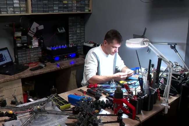 Чоловік з Вараша виготовляє дрони на фронт