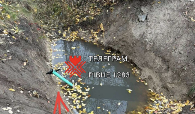 У канаві в Рівному невідомі втопили орендований самокат  «Bolt»