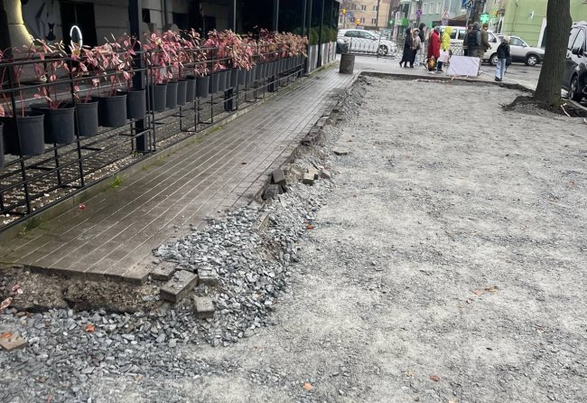 У центрі Рівного з тротуару зняли бруківку: яка причина
