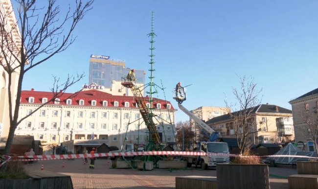У Рівному встановлюють одразу кілька новорічних ялинок
