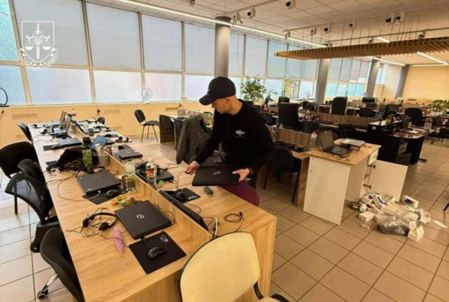 Припинено діяльність мережі із 14 шахрайських телефонних центрів, які працювали у Запорізькій, Рівненській, Черкаській областях та Києві.