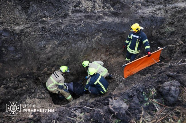 Рятувальники дістали з рову у Рівному тіло чоловіка 