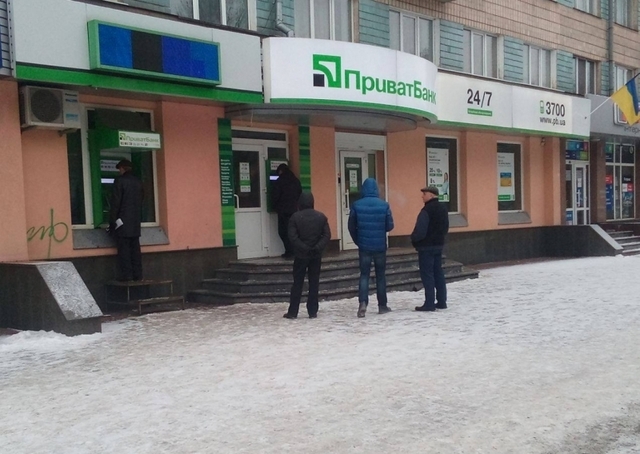 Це Проспект Миру, 8 -- саме те відділення Приватбанку і саме ті банкомати, про які говорить Ганна (фото не цьогорічне)